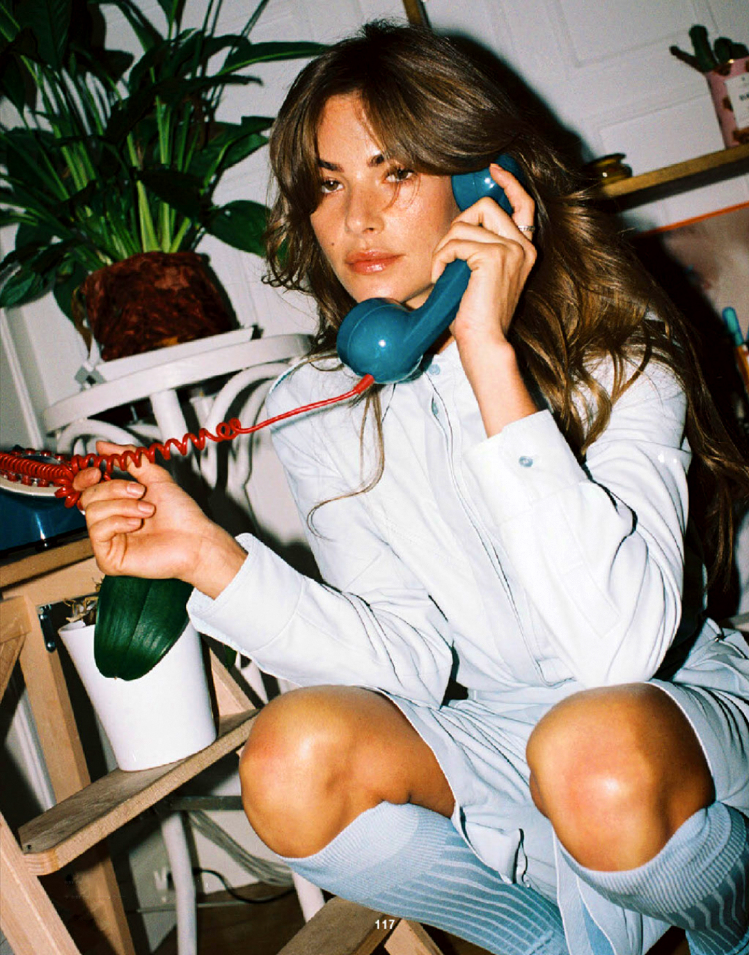 Chica llamando teléfono antiguo